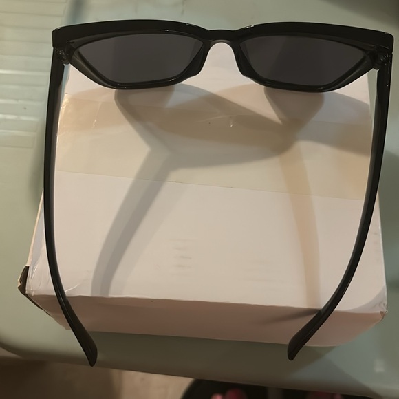 Black womens sunglasses - Picture 3 of 3